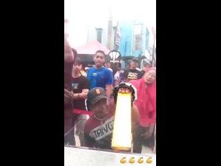 the first person who could pull it out | @videfunny