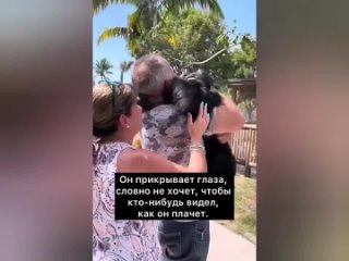 the chimpanzees met with his saviors after seven years.		look at this touching reunion scene