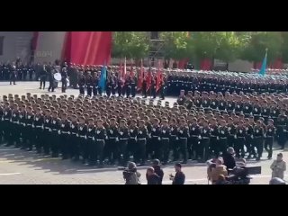 the military sing the song of the movie "blood type", rehearsing the parade on red square